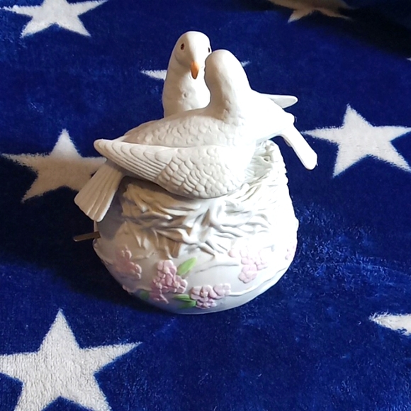 Porcelaine Music box - Picture 1 of 7